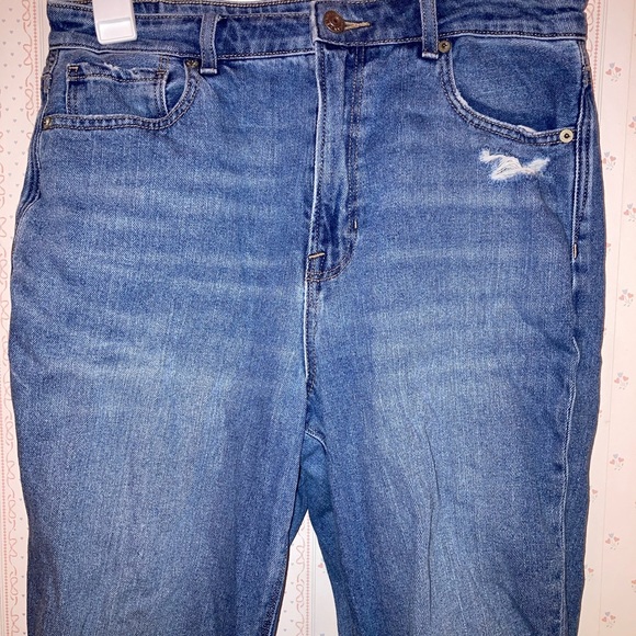 Love these jeans! Size 10 mom jeans from American Eagle (fit more like 6/8) - Picture 2 of 5